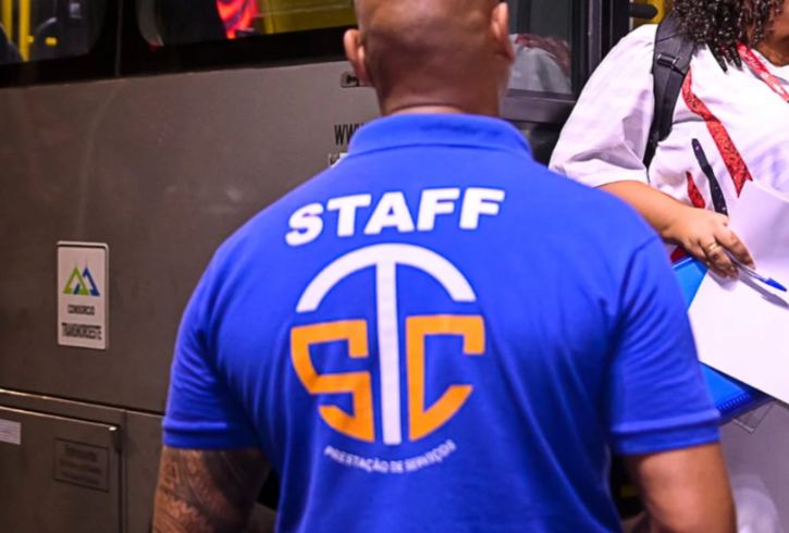 Profissional da STC com camisa de staff no embarque de passageiros
