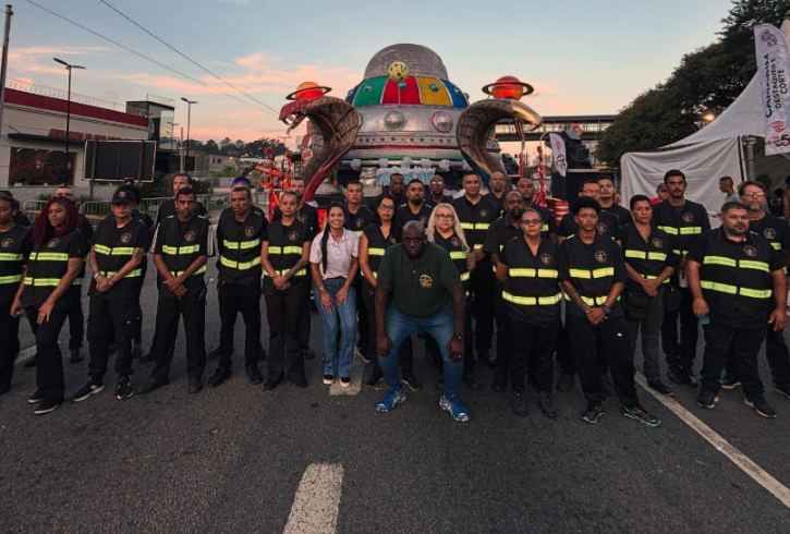 Equipe da STC reunida antes de um desfile de carnaval