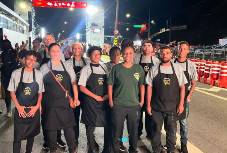 Equipe de limpeza da STC com avental e uniforme